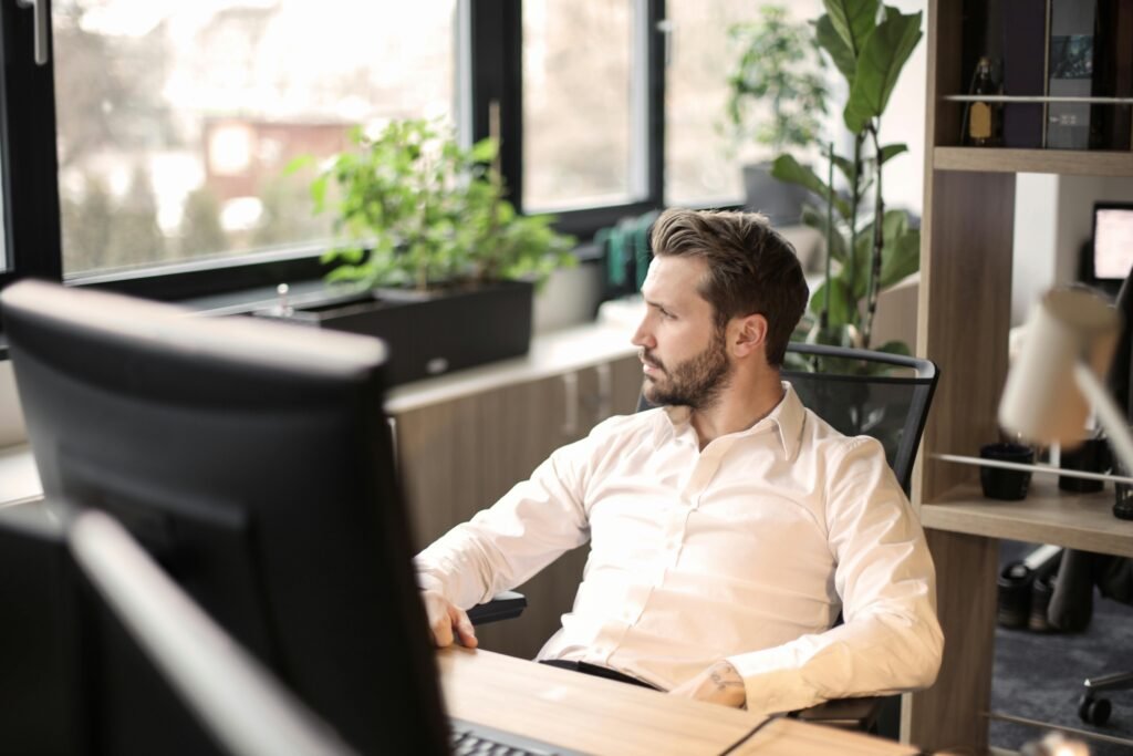A person working at a desk in the afternoon, looking alert and focused, illustrating how Leptozan energy may help with mid‑day fatigue and brain fog.